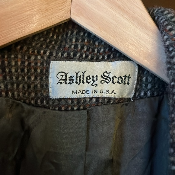 VINTAGE. Ashley Scott 100% wool coat w/removable VINTAGE amber (plastic) brooch. - Picture 3 of 9